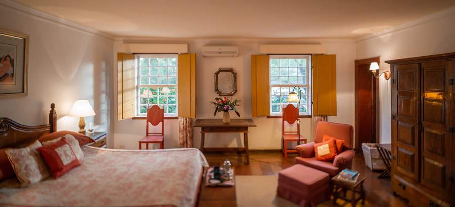 Conforto e requinte presentes nas espaçosas suítes - (Divulgação)