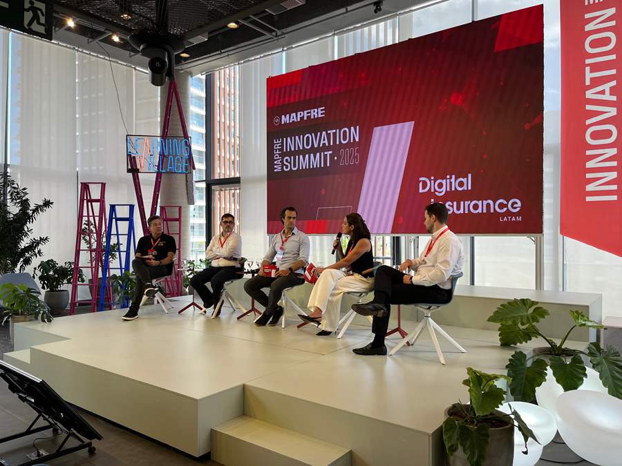  Da esquerda para direita: Hugo Assis, Diretor Geral de Estrat&eacute;gia e Transforma&ccedil;&atilde;o da MAPFRE e os convidados Alexandre Leal (CNseg), Cristiano Saab (Klimber), Rafaela Andrade (Mundi Ventures) e Gabriel Purkyt (BCG)
