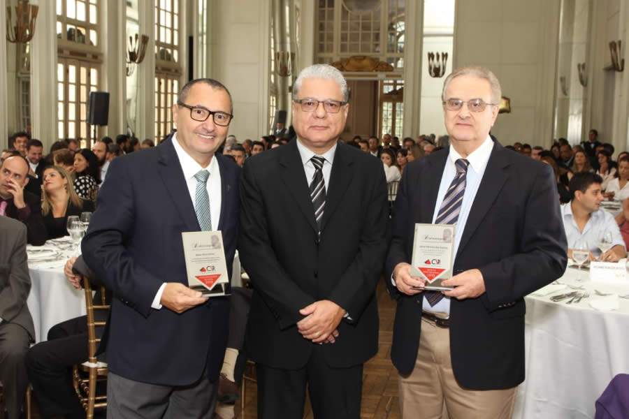 Alaor Silva J&uacute;nior (presidente e fundador do PASI), Jo&atilde;o Paulo Moreira de Mello (presidente do CSP-MG) e Jamir Pereira dos Santos (ex-executivo de seguradoras): reconhecimento pela contribui&ccedil;&atilde;o ao mercado