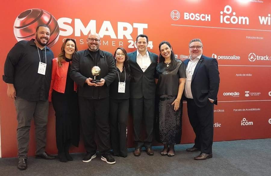 Equipe da Algar Tech CX recebendo o prêmio (Crédito: Divulgação)