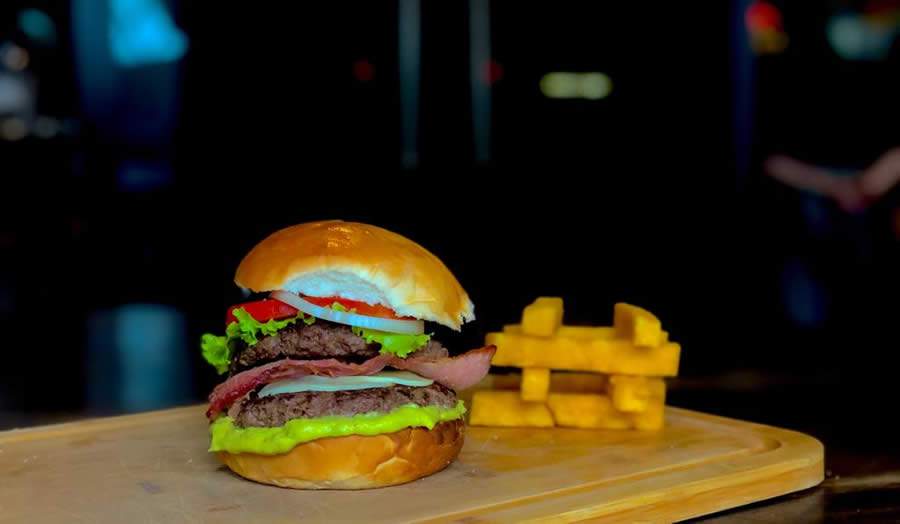 Para celebrar o prato que já conquistou o mundo, 28 de maio foi escolhido como Dia do Hambúrguer - Créditos: Divulgação/Délio Canabrava