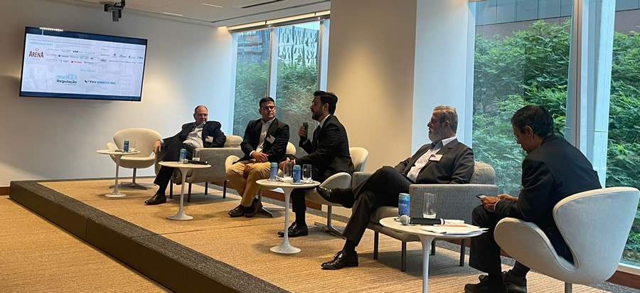 Vinicius Cruz, diretor financeiro do Grupo Bradesco Seguros (segundo, da esquerda para a direita)