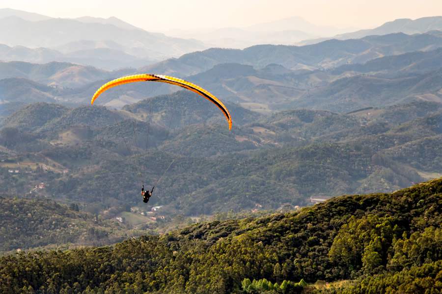 Voo de paraglider no Pico Agudo, em Santo Ant&ocirc;nio do Pinhal (SP) - Wagner Ribeiro