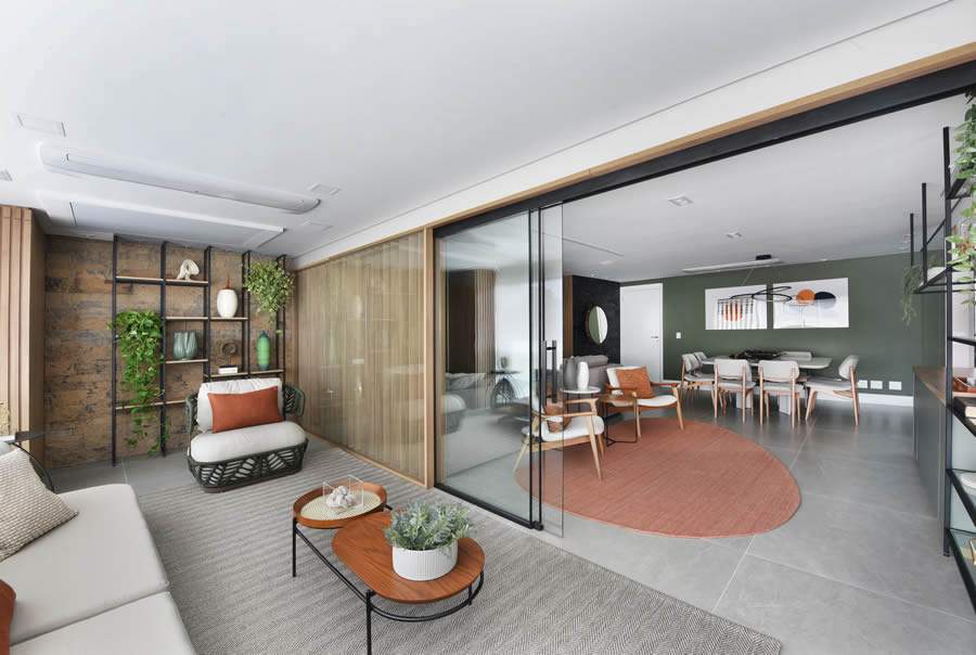 Nesta &aacute;rea social, a arquiteta Rosangela Pena elaborou uma atmosfera acolhedora que convida moradores e visitantes a relaxar e desfrutar do espa&ccedil;o | Projeto Rosangela Pena Arquitetura| Foto: Sidney Doll