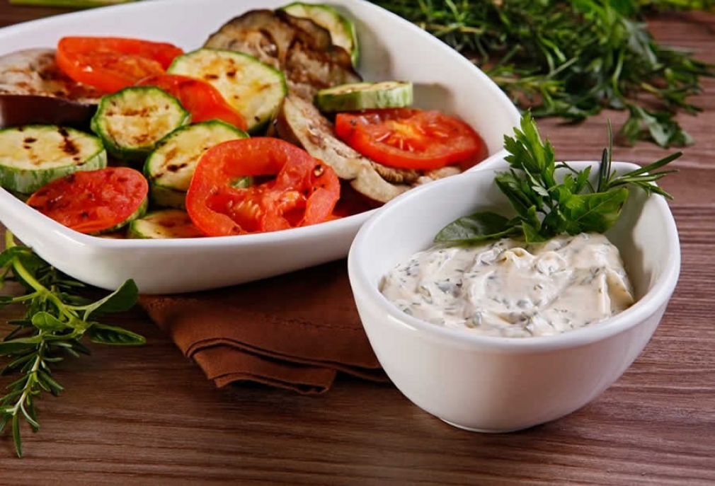 Hellmanns&rsquo;s apresenta receitas para fazer um churrasco completo e saboroso: Legumes grelhados ao molho de ervas