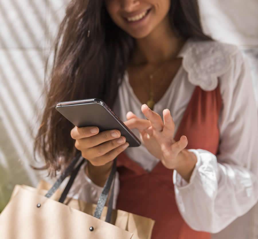 A pesquisa ainda aponta que 3 em cada 4 consumidores confiam nesses comentários para avaliar a qualidade de produtos e serviços - Freepik