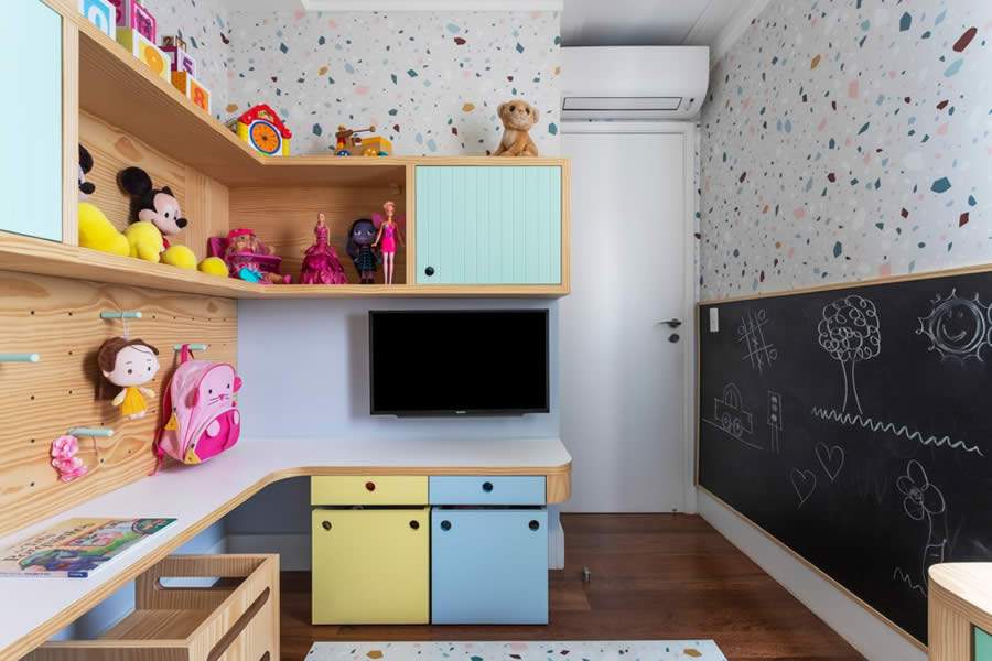 Cada dormitório ressalta o período de vida das crianças e proporciona mais que um ambiente para descansar: é essencial que a atmosfera projetada acompanhe o crescimento e os momentos da infância | Projetos: Figa Arquitetura | Fotos: Thiago Travesso