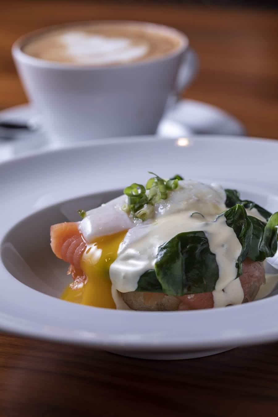 Aprenda a fazer Ovos à Fiorentina do Neto, restaurante do Four Seasons Hotel São Paulo