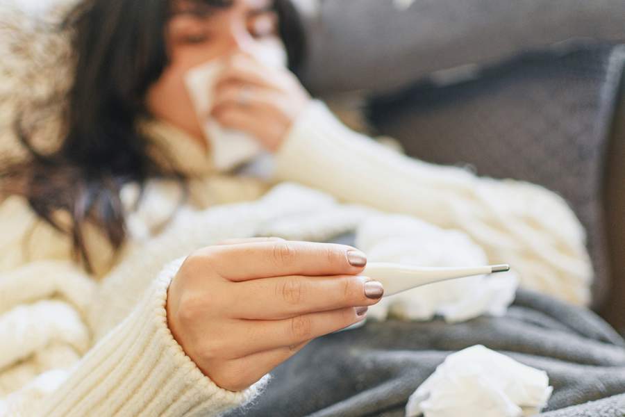 Além de febre, calafrios, dores de cabeça e corpo, perda de apetite e tosse seca, gripe tem pneumonia entre complicações mais preocupantes - Créditos: Envato