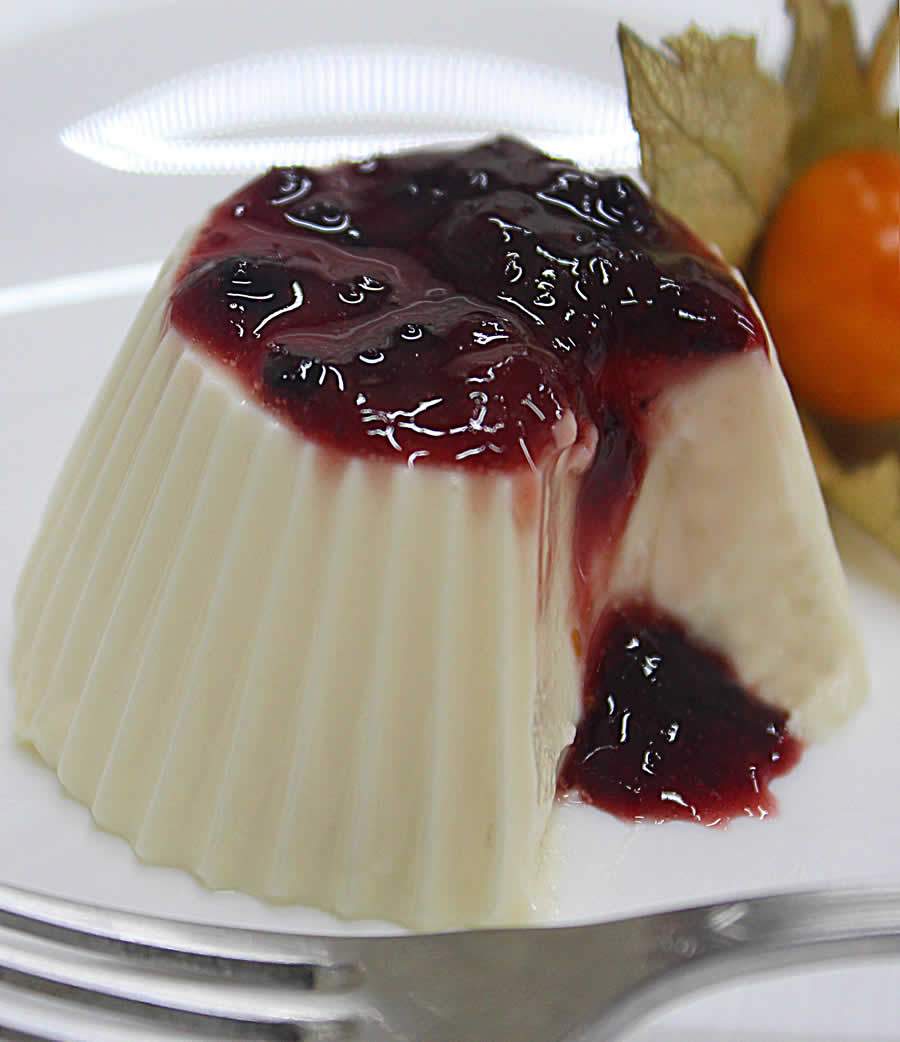 Panna Cotta Light com Iogurte e Calda de Morango