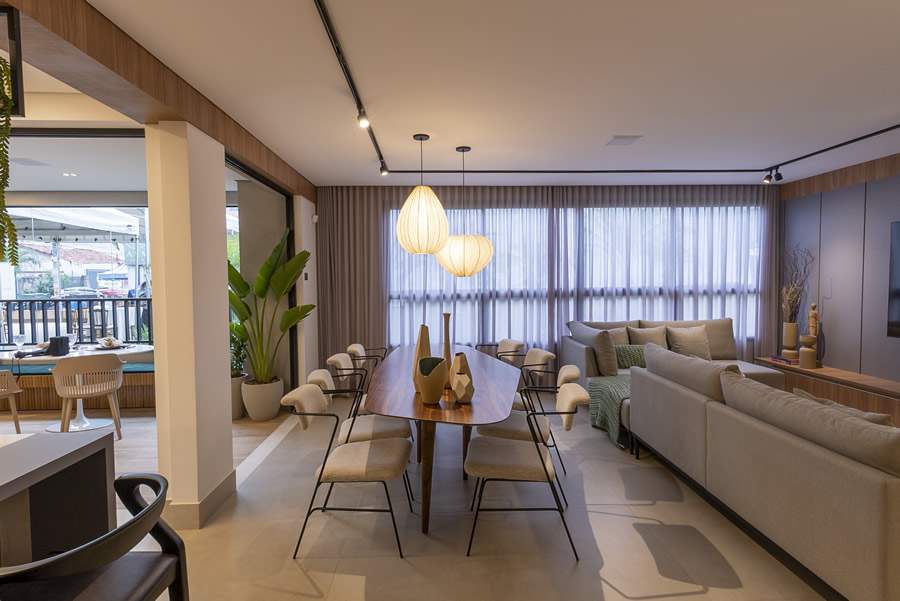 O mobili&aacute;rio de design nacional conta entre outros itens com um grande sof&aacute; est&aacute; disposto em toda a sala, dividindo o ambiente - Divulga&ccedil;&atilde;o