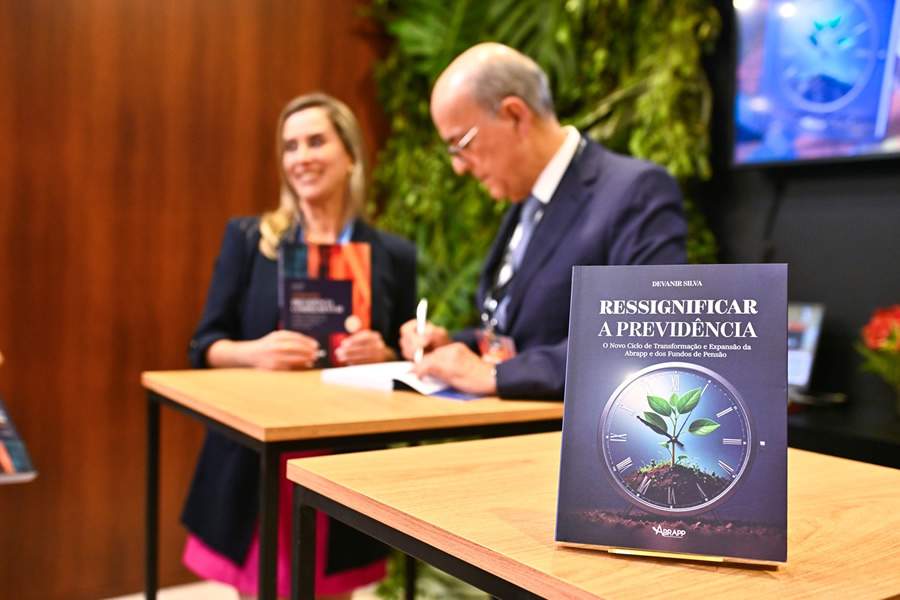 Devanir Silva lança obra que propõe ressignificar a previdência complementar no 46º CBPP