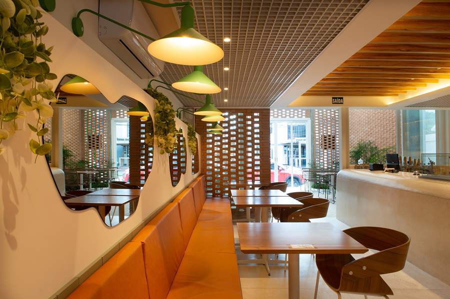 O mobili&aacute;rio de um restaurante deve traduzir a ess&ecirc;ncia do estabelecimento - como fez Claudia Novaes nesse projeto do restaurante Ap&oacute;, que preza por um mood simples e original| Foto: Marcelo Magnani