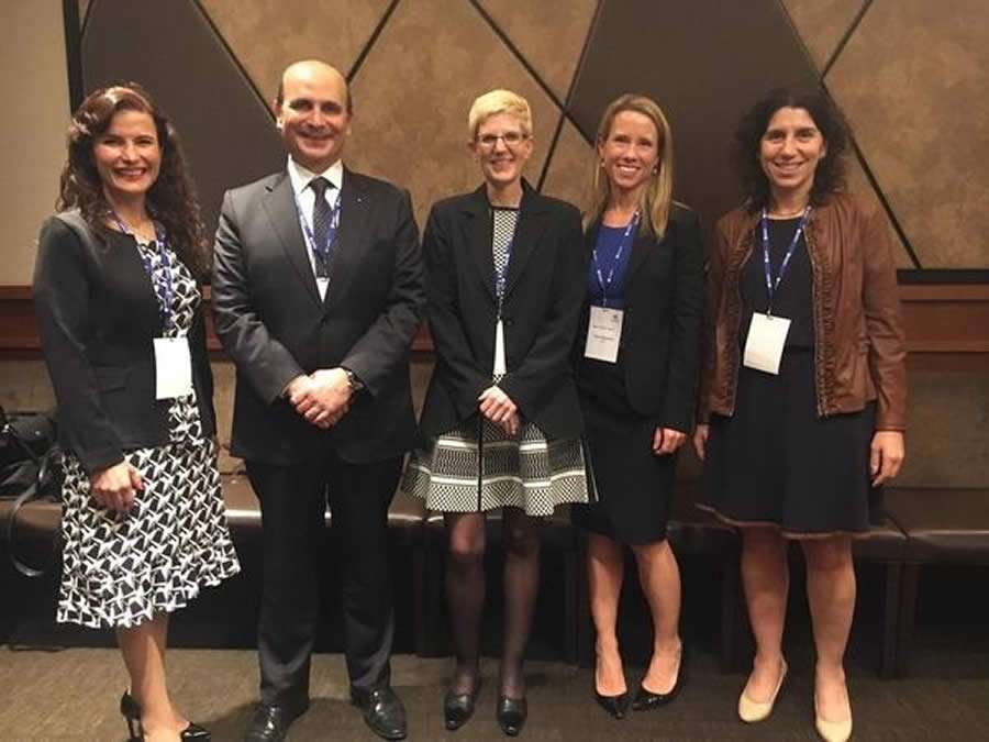 [Gl&aacute;ucia Smithson, Edson Franco, Claudia Dill, Sierra Signorelli e Carola Fratini]