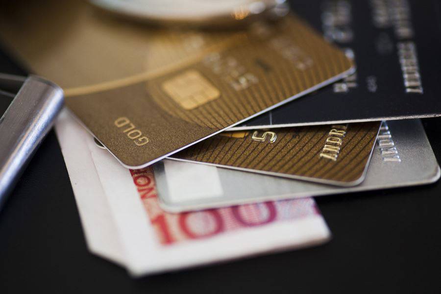 Maioria da população tem dívidas no cartão de crédito – veja como agir!