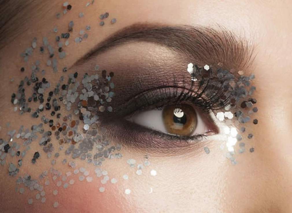 Carnaval: tinta guache, glitter, maquiagem e spray no cabelo podem ser usados sem danificar a pele?