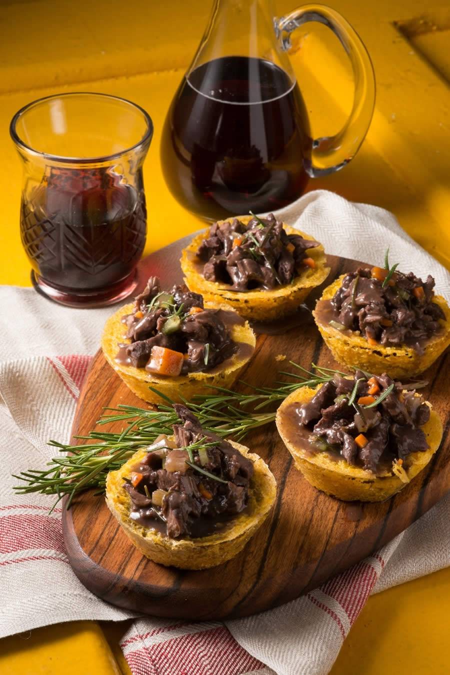 Cestas de polenta com brasato ao Barolo