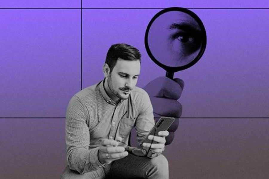 Foto preta e branca de homem sentado em frente a espelho Descri&ccedil;&atilde;o gerada automaticamente