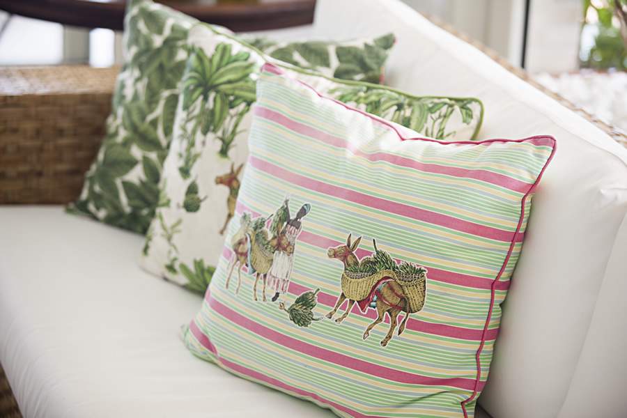 Almofadas podem contribuir para a personalidade do projeto, como feito nesse ambiente do Korman Arquitetos. Foto: Gui Morelli