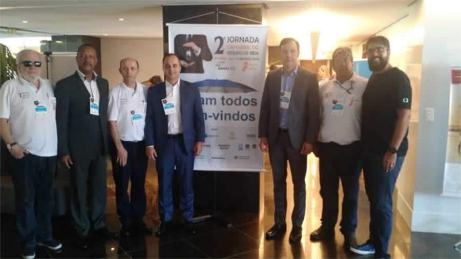 Foto: da esquerda para direita, Jos&eacute; R&ocirc;mulo da Silva, presidente do Sincor-ES; Carlos Ivo Gon&ccedil;alves; Antonio Santa Catarina, presidente do CVG-ES; Pablo Guimar&atilde;es, diretor da Bradesco Seguros; Eduardo Fazio, diretor da Sompo Seguros; Luiz Amaury Gontijo, diretor do Sincor-ES; e Rodrigo Maia, palestrante no encontro.