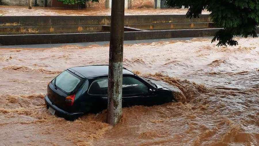 Descarte correto de materiais &eacute; importante para que n&atilde;o sejam levados pela chuva