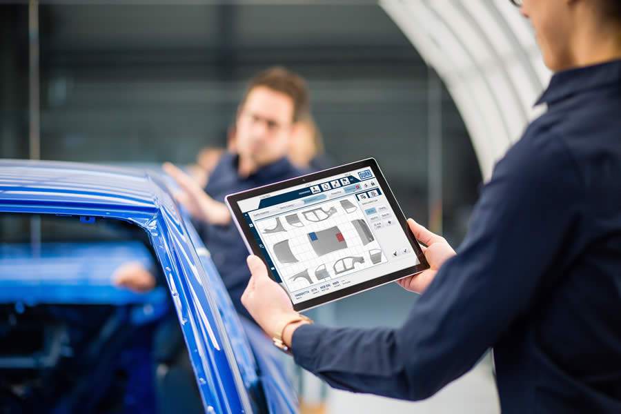 Os resultados de qualidade s&atilde;o registrados digitalmente por meio de tablets. O software de an&aacute;lise DXQplant.analytics correlaciona esses resultados com uma ampla base de dados a fim de identificar padr&otilde;es.