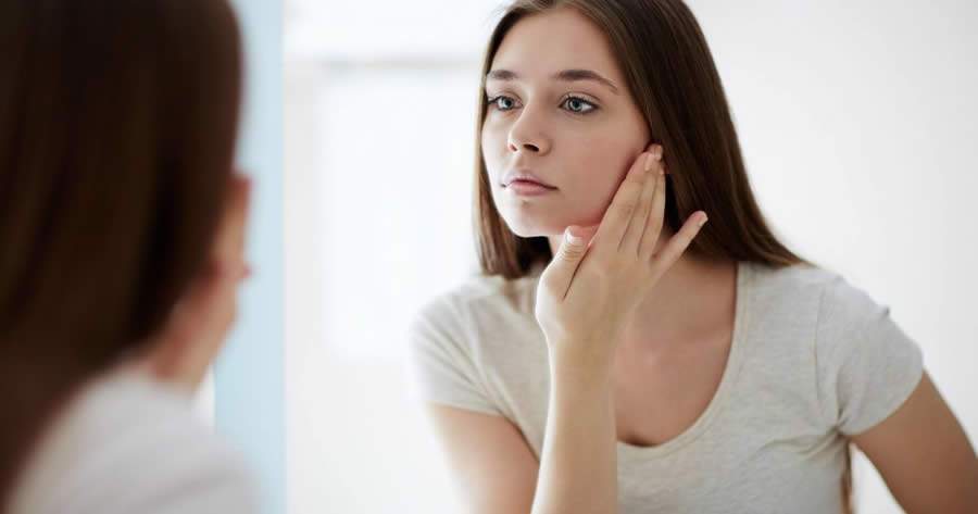 4 erros comumente praticados por quem sofre com oleosidade excessiva da pele