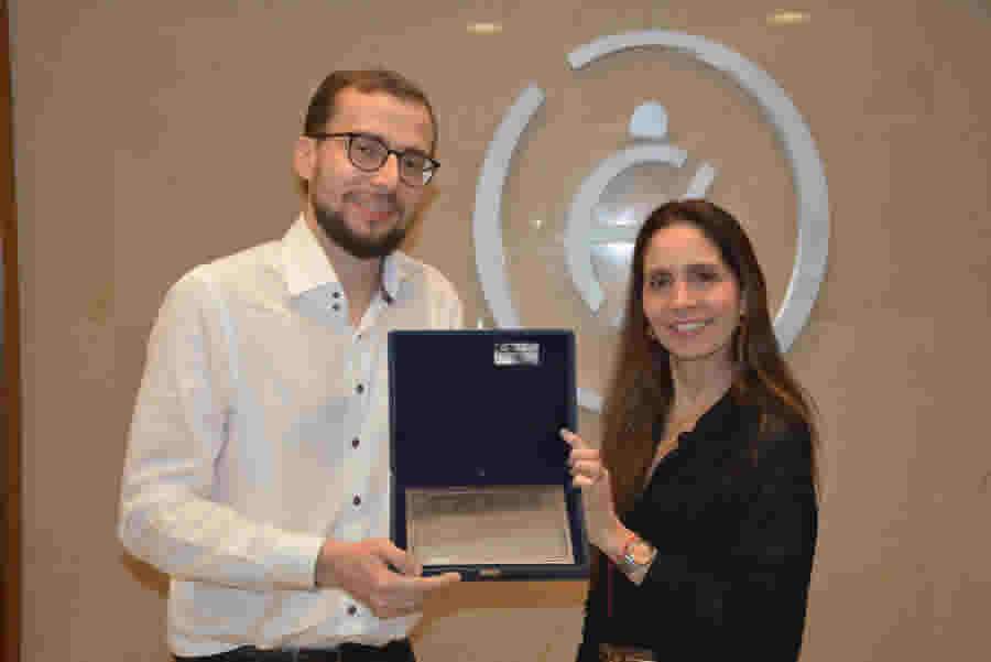 Helton Graziadei recebendo o prêmio das mãos da diretora-geral da ENS - Crédito das Fotos: João Vitor Silva (Comunicação ENS)