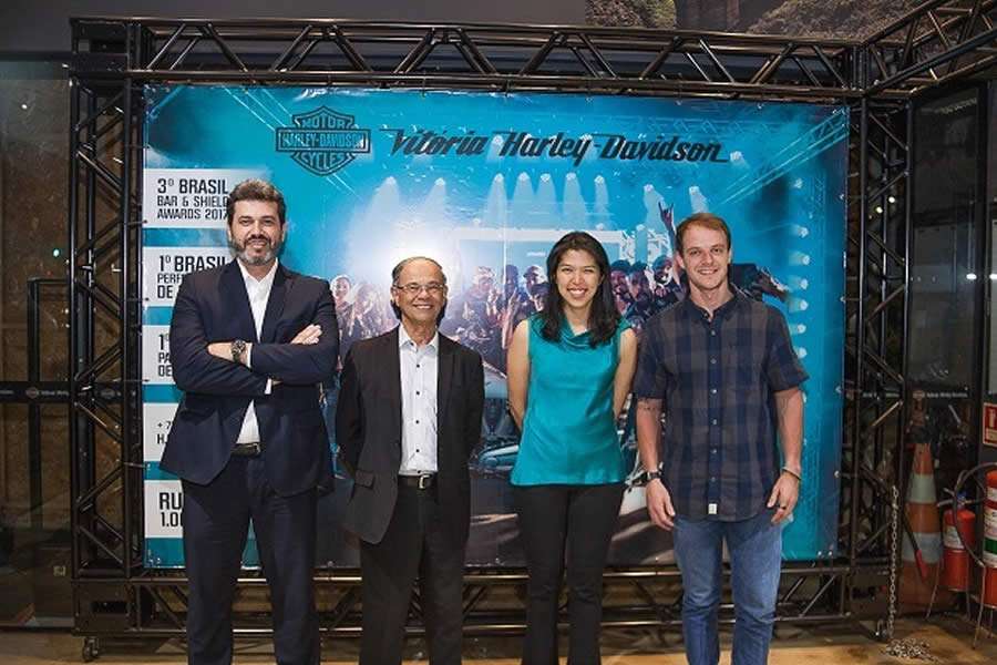 Gerente da filial de Vit&oacute;ria da SulAm&eacute;rica, Pietro Masello, o economista-chefe da SulAm&eacute;rica Investimentos, Newton Rosa, gerente de Relacionamento com Clientes da SulAm&eacute;rica Investimentos, Mariane Kobashi, e o dono da Vit&oacute;ria Harley-Davidson, Diego Lobato