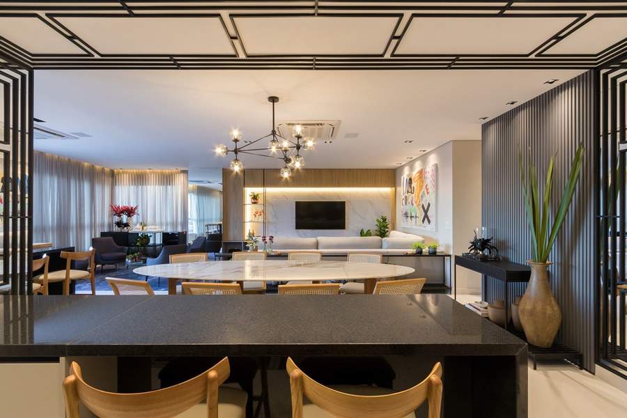 Neste projeto assinado pela dupla do JADE Arquitetura e Design, o principal objetivo da serralheria foi trazer personalidade ao projeto, com móveis e estantes desenhados sob medida para o apartamento | Foto: Luana Castro