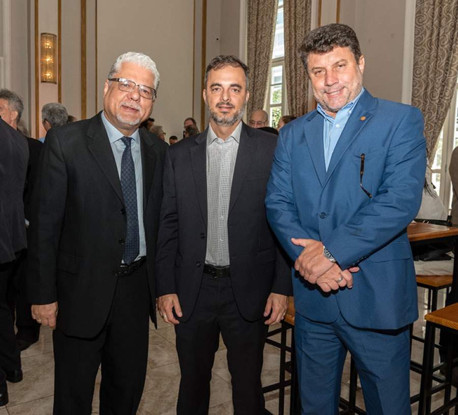 Da esquerda para a direita, Jo&atilde;o Paulo Moreira de Mello, presidente do CPS-MG, Pablo Rodrigues Guimar&atilde;es, presidente do Sindseg RJ-ES e Oct&aacute;vio Periss&eacute;, presidente do CVG-RJ- Foto: Renata Mello