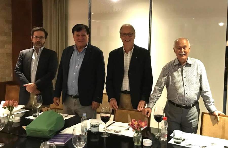 O convidado Rodrigo Botti, vice-presidente do IRB-RE, membro do Clube da Bolinha-SP, primeiro &agrave; esquerda, com a diretoria do Clube da Bolinha-RJ &ndash; Foto: Divulga&ccedil;&atilde;o
