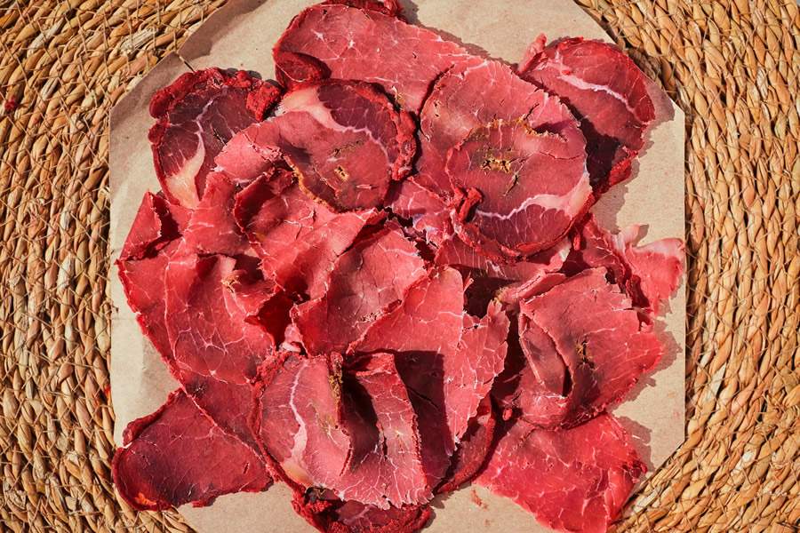 PASTRAMI: Conhe&ccedil;a o tradicional preparo de carne defumada que tem origem judaica