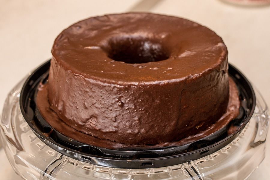 Bolo de chocolate com cobertura Biomassa de Banana Verde