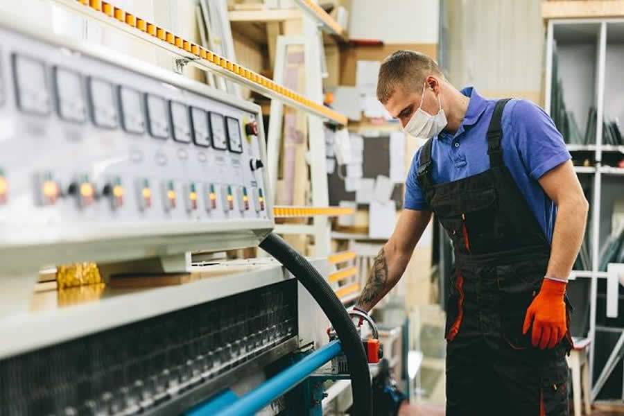 Um ano de pandemia: empregos se mant&ecirc;m com adapta&ccedil;&otilde;es