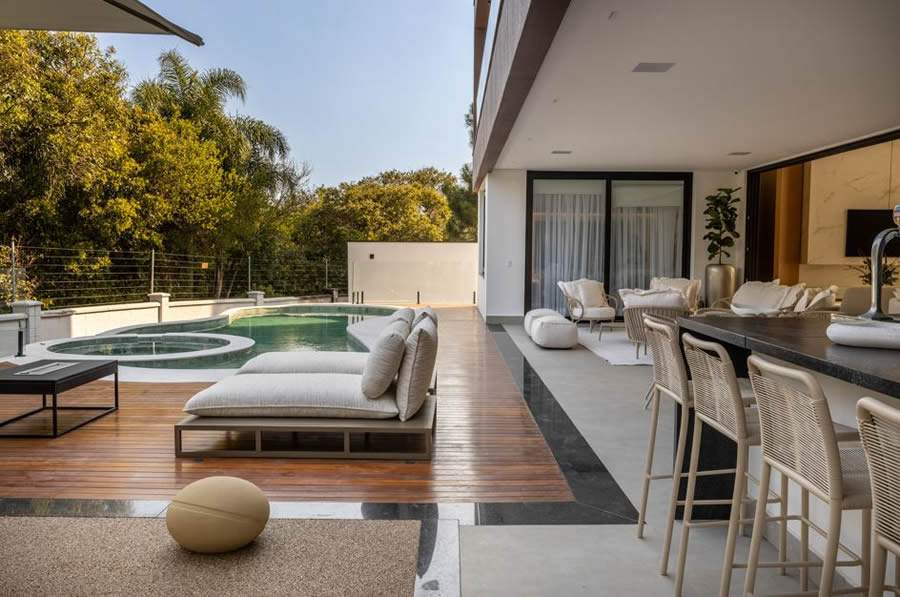 Na &aacute;rea de lazer deste projeto, a piscina e o ofur&ocirc; demandam sistemas independentes de abastecimento, escoamento e drenagem | Projeto Meneghisso &amp; Pasquotto Arquitetura | Foto: JP Image