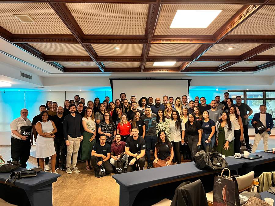 Time da Too Seguros e do Banco PAN com os participantes do Too em Rota, em Santos