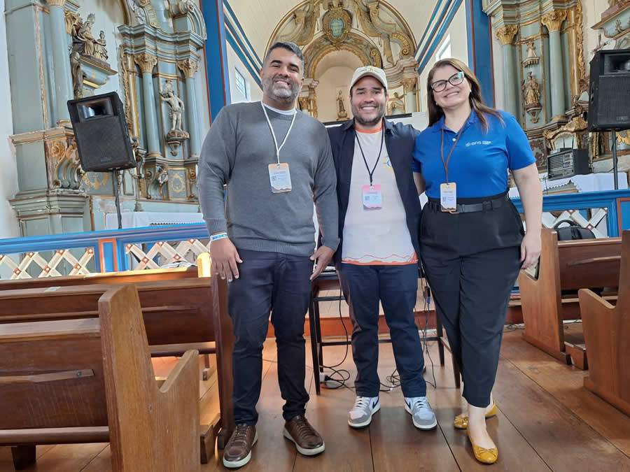 Pela ENS - o presidente, Lucas Vergilio, ao centro, o gerente de Marketing e Vendas, Ricardo Mota, e a coordenadora de Ensino, Nívea Barros - Foto: Divulgação/ENS