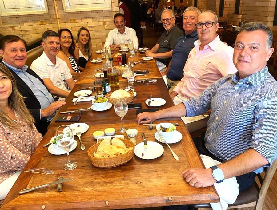 A diretoria da Aconseg-RJ, executivos e o CEO do Grupo HDI, Eduardo Dal Ri, durante almo&ccedil;o em restaurante no Centro do Rio &ndash; Foto: Divulga&ccedil;&atilde;o