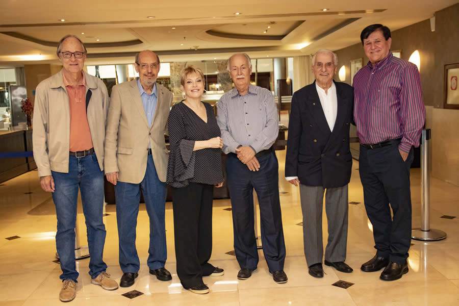 As duas reitorias (anterior e atual) e o decano do Clube da Bolinha no almo&ccedil;o em homenagem &agrave;s m&atilde;es, em maio de 2022 &ndash; Foto: Dalvino Santino
