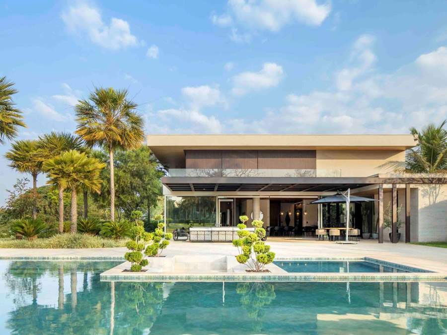 &Aacute;rea de lazer com duas piscinas &mdash; a principal, mais ampla, e uma segunda em estilo spa. Projeto com paisagismo do escrit&oacute;rio Depieri Paisagismo, arquitetura de Denise Zuba Arquitetos e constru&ccedil;&atilde;o de LV Engenharia | Foto de Edgar Cesar