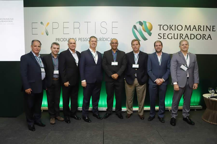 Da esquerda para a direita: Sidney Cezarino &ndash; Diretor de Property, Riscos de Engenharia, Energy e Riscos Diversos Valdo Alves &ndash; Diretor de Transportes Valmir Rodrigues &ndash; Diretor Executivo Comercial Jo&atilde;o Luiz de Lima &ndash; Diretor Comercial Nacional Varejo Wanderson Nascimento &ndash; Presidente do Sincor-BA Felipe Smith &ndash; Diretor Executivo de Produtos Pessoa Jur&iacute;dica C&aacute;ssio Coutinho &ndash; Gerente Executivo da Sucursal Salvador Ronaldo Dalcin &ndash; Superintendente Comercial Varejo Nordeste