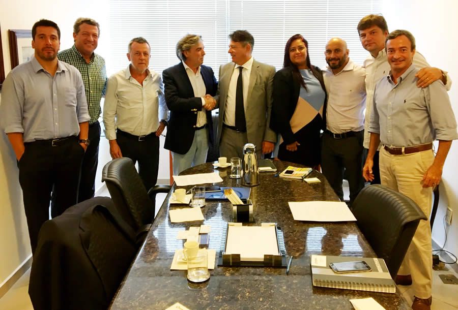 O aperto de m&atilde;os entre Miguel Machado, presidente da Sabseg, e Mauro Lapa, presidente do Grupo Lapa, selou a parceria, comemorada com os s&oacute;cios das corretoras.