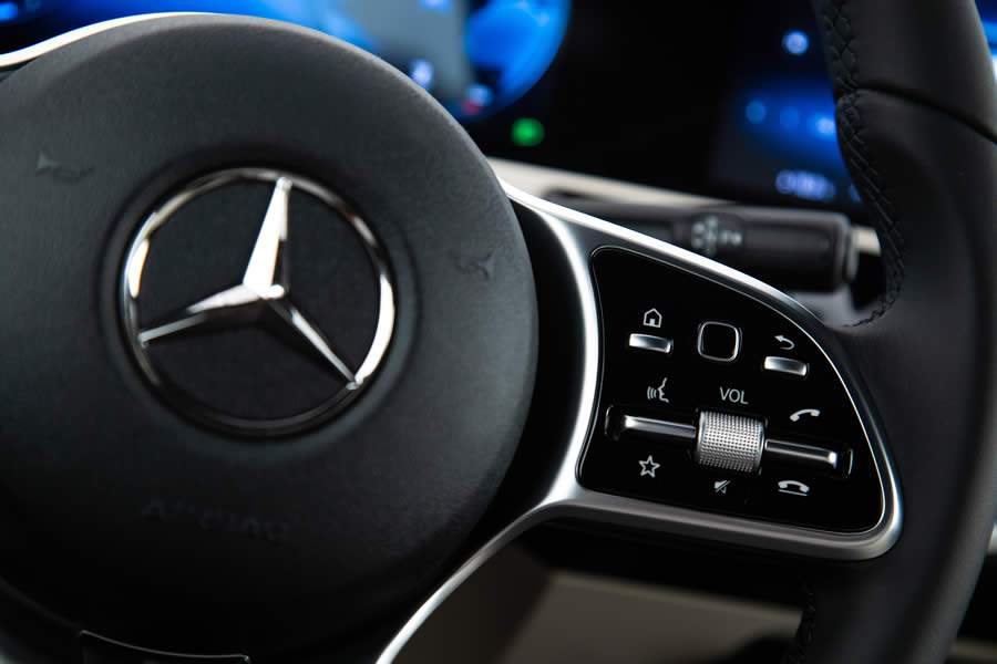 Mercedes-Benz celebra o Dia Mundial da Voz com sistema MBUX e pioneirismo em tecnologia