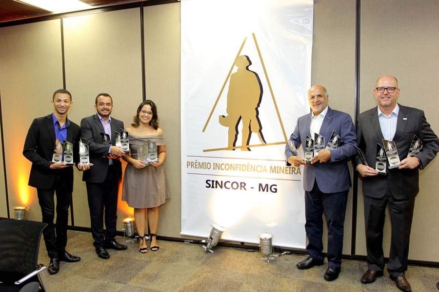 Representantes da SulAmérica exibem troféus conquistados no prêmio. Foto Sincor-MG