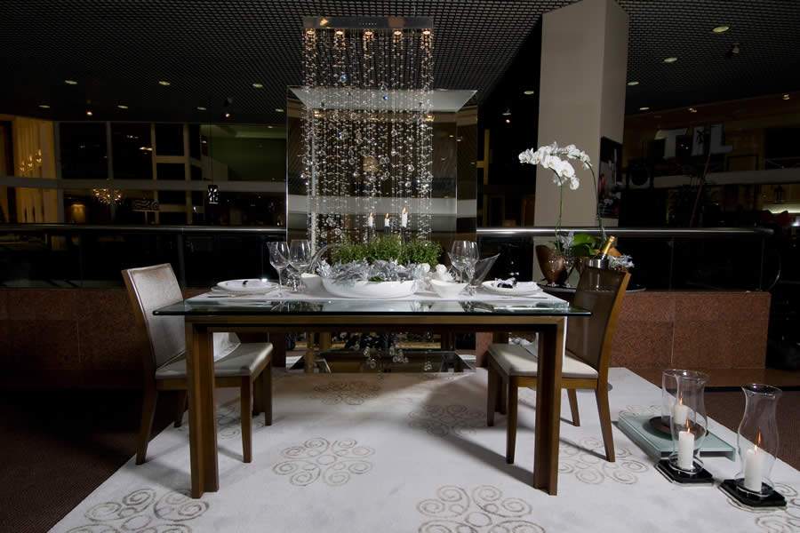 Para as festas de final de ano, é importante garantir distanciamento entre as pessoas, mesmo na mesa. Na foto, ideia de decoração realizada pela arquiteta Cristiane Schiavoni | Foto: divulgação