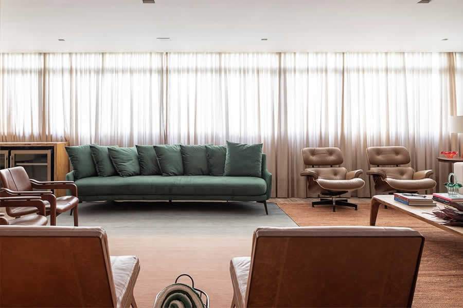 Provando que é possível inserir o sofá colorido até mesmo para os estilos mais clássicos, a arquiteta Carina Dal Fabbro apostou na alegria do verde combinado com a sobriedade de uma paleta mais formal. O resultado foi um ambiente moderno e colorido, na medida certa, de acordo com o estilo dos clientes! | Foto: Rafael Renzo