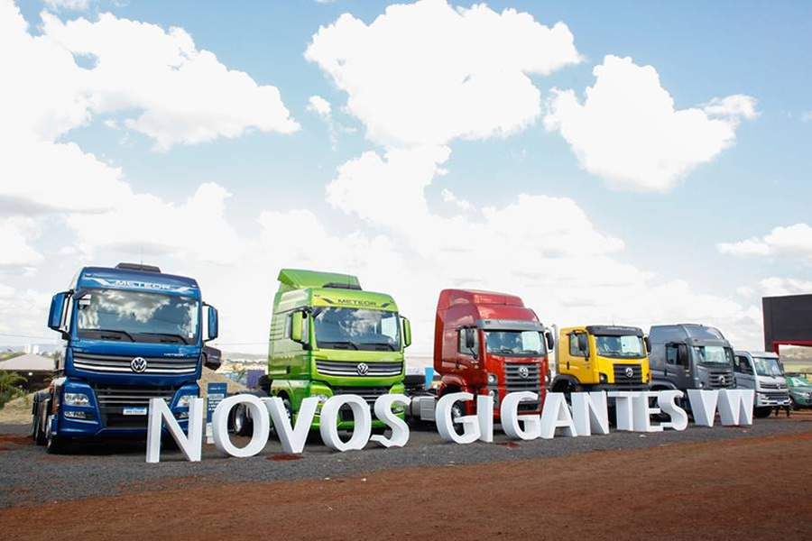 Volkswagen Caminh&otilde;es e &Ocirc;nibus roda o pa&iacute;s com seus extrapesados