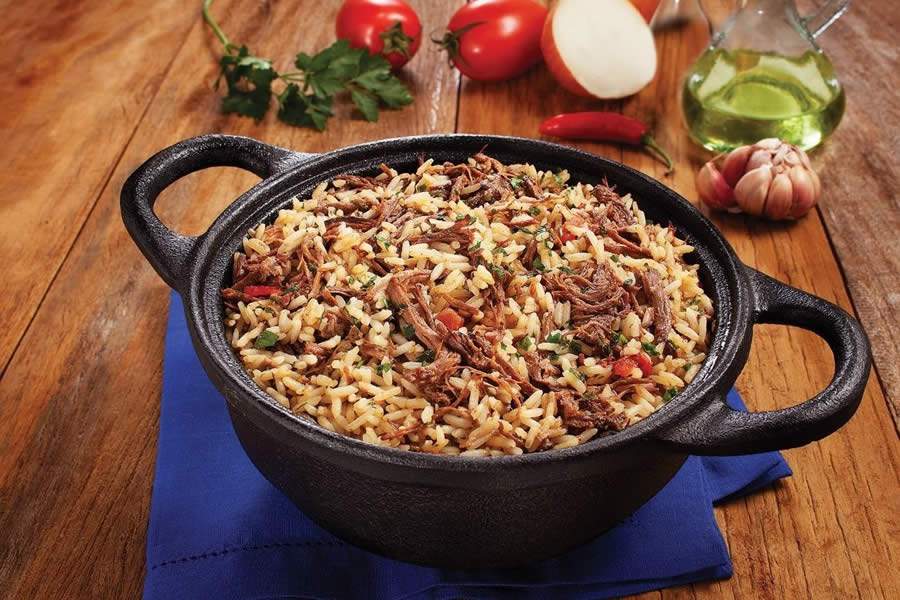 Arroz de carne de panela na cerveja para diversificar a receita de arroz