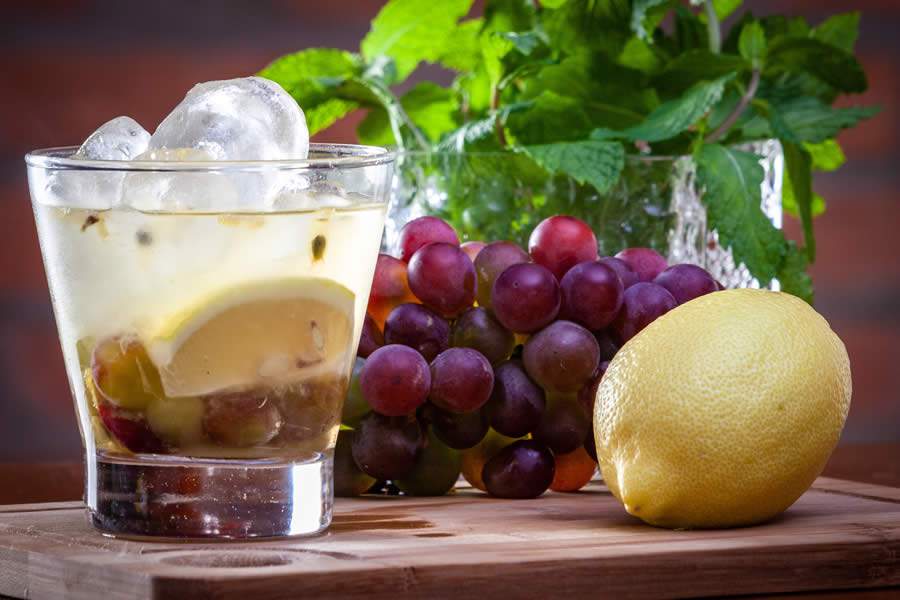 Caipirinha com gengibre e limão